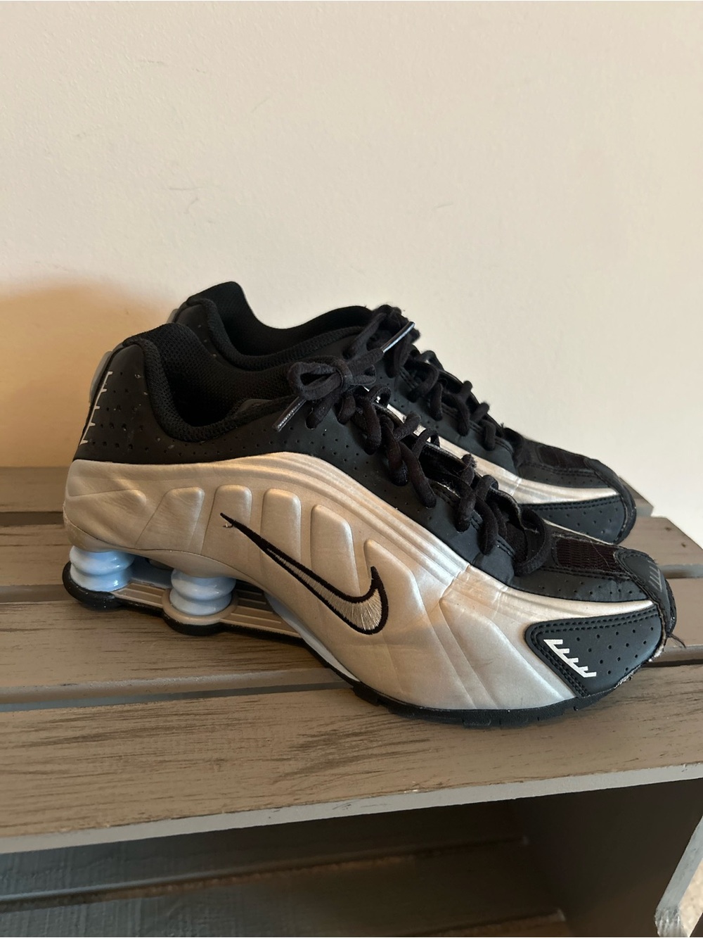 Nike Shox R4 Metallic Silver/Blue & Black Big Kids Sneakers Sz 5.5Y CW2626-004
